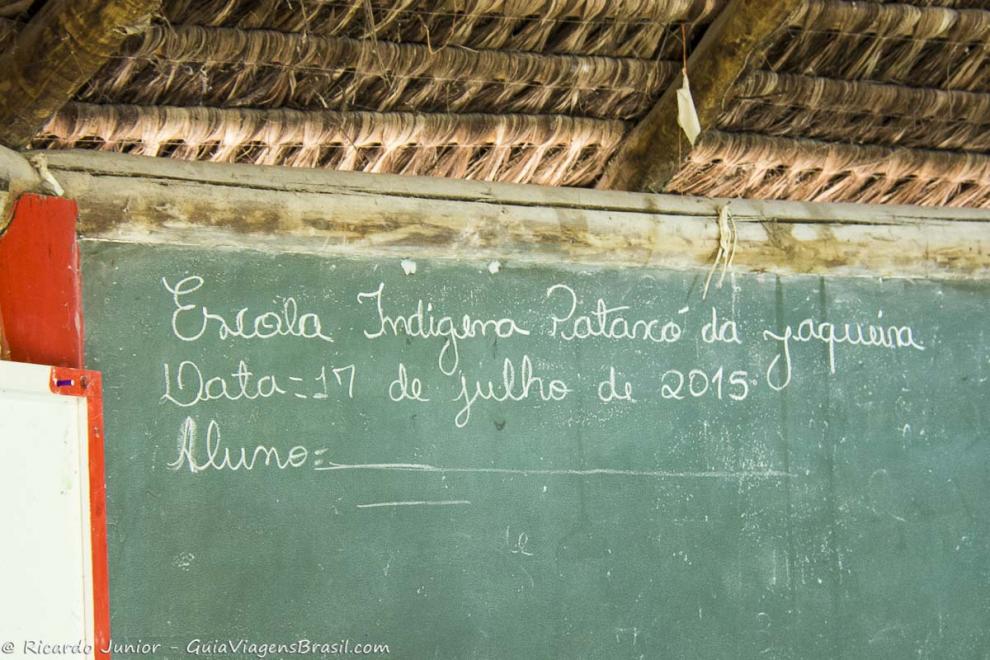 Imagem do quadro negro da Escola Indígena de Pataxó.